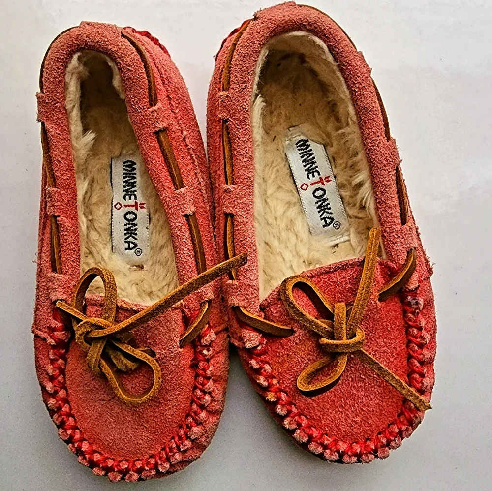 Toddler girls size 8 Minnetonka pink suede moccasins